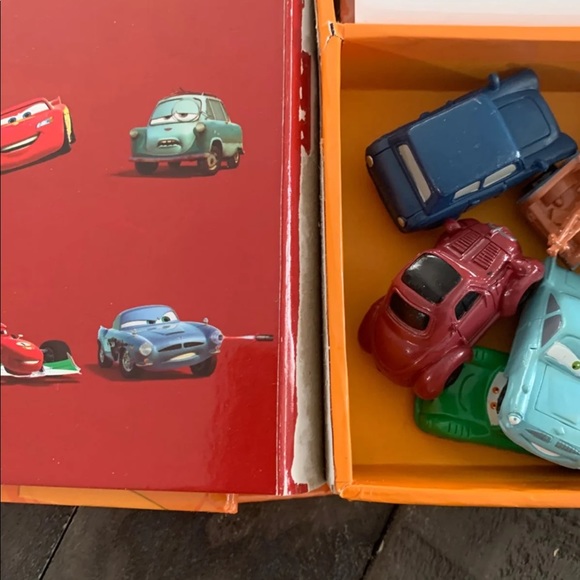 🚫SOLD❌Disney Cars2 busy book w/12 figurine cars - Picture 7 of 9